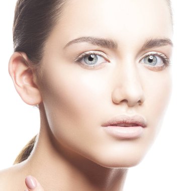 Beyaz arka plan üzerinde doğal makyaj ile genç kadın portresi