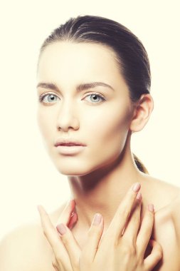 Beyaz arka plan üzerinde doğal makyaj ile genç kadın portresi