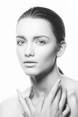 Beyaz arka plan üzerinde doğal makyaj ile genç kadın portresi