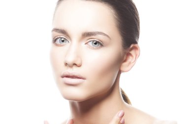 Beyaz arka plan üzerinde doğal makyaj ile genç kadın portresi