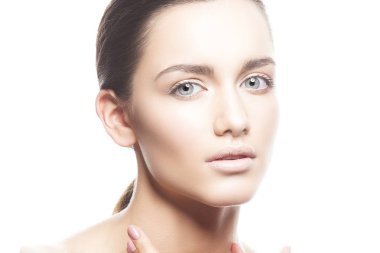 Beyaz arka plan üzerinde doğal makyaj ile genç kadın portresi