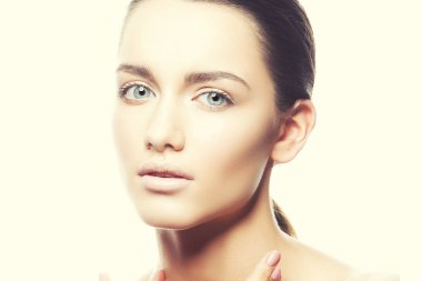 Beyaz arka plan üzerinde doğal makyaj ile genç kadın portresi