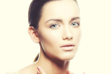 Beyaz arka plan üzerinde doğal makyaj ile genç kadın portresi