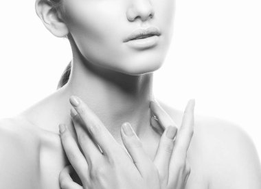 Beyaz arka plan üzerinde doğal makyaj ile genç kadın portresi kırpılmış