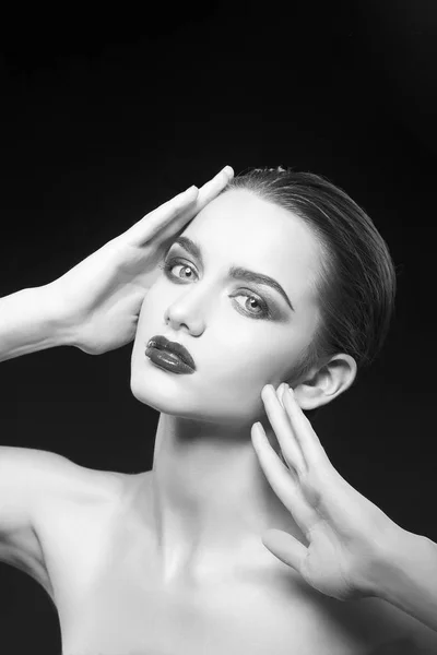 Mujer Joven Con Labios Morados Posando Sobre Fondo Negro — Foto de Stock