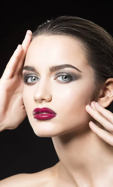 Mujer Joven Con Labios Morados Posando Sobre Fondo Negro — Foto de Stock