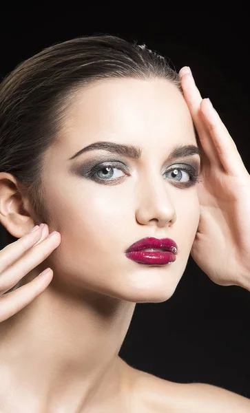 Mujer Joven Con Labios Morados Posando Sobre Fondo Negro — Foto de Stock