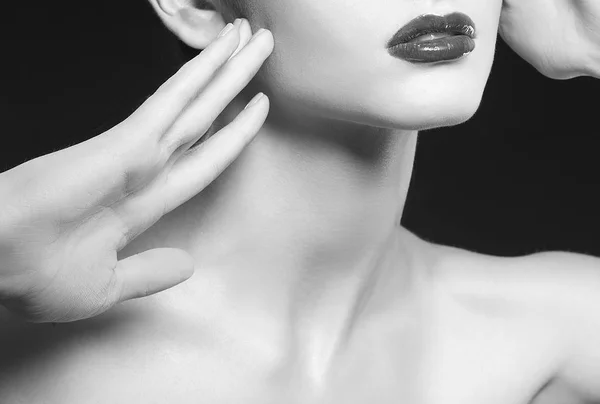 Περικοπεί Πορτρέτο Της Νεαρής Γυναίκας Οινικής Χείλη Μαύρο Φόντο — Φωτογραφία Αρχείου