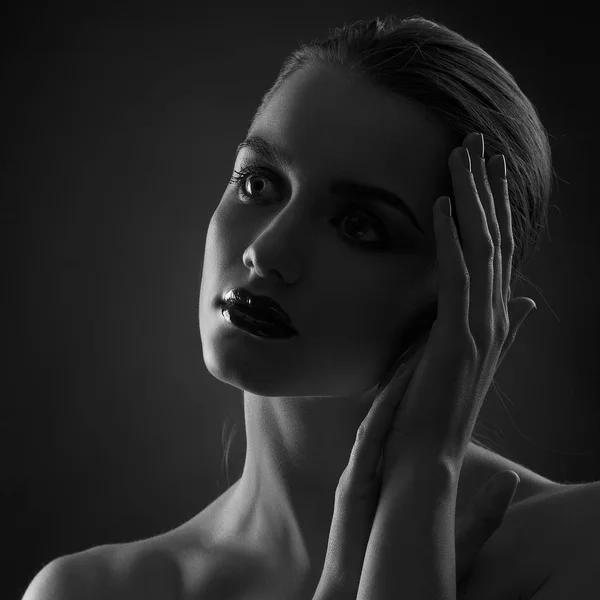 Жіночий Портрет Темними Губами Темряві — стокове фото