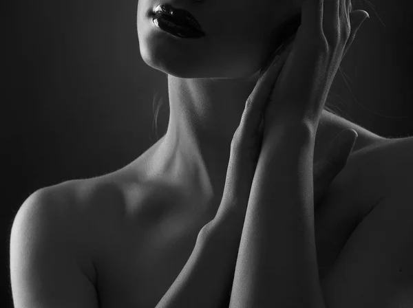 Обрізаний Жіночий Портрет Темними Губами Темряві — стокове фото