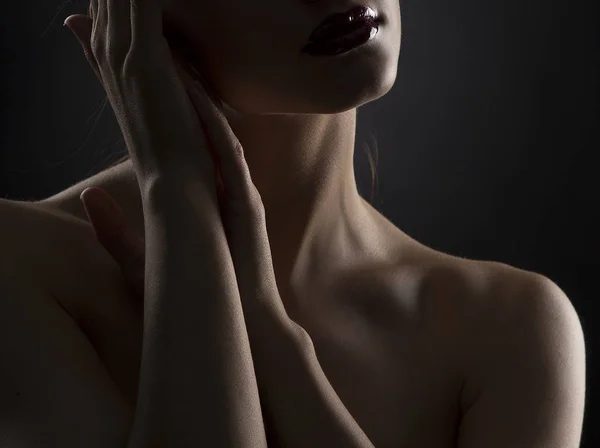 Portrait Femme Recadrée Avec Des Lèvres Sombres Dans Obscurité — Photo