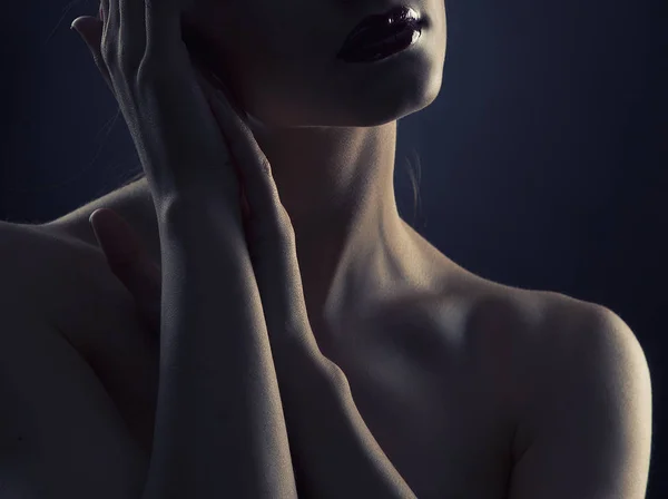 Vrouw Staand Met Donkere Lippen Bijgesneden Duisternis — Stockfoto