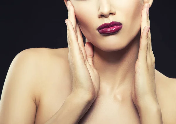 Retrato Recortado Mujer Joven Con Labios Vinosos Sobre Fondo Negro —  Fotos de Stock