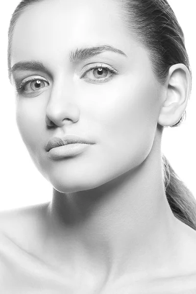 Retrato Mujer Joven Con Maquillaje Natural Sobre Fondo Blanco — Foto de Stock