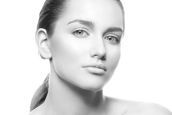 Porträtt Ung Kvinna Med Naturlig Makeup Vit Bakgrund — Stockfoto
