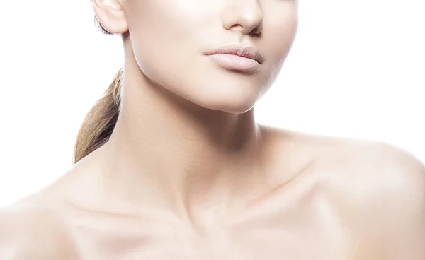 Retrato Recortado Mujer Joven Con Maquillaje Natural Sobre Fondo Blanco — Foto de Stock