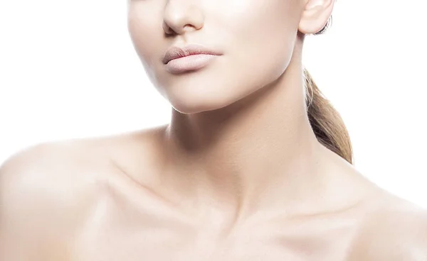 Retrato Recortado Mujer Joven Con Maquillaje Natural Sobre Fondo Blanco — Foto de Stock