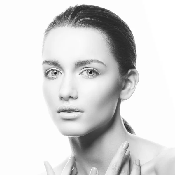 Retrato Mujer Joven Con Maquillaje Natural Sobre Fondo Blanco — Foto de Stock