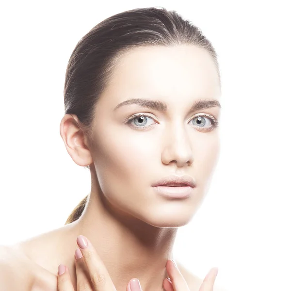 Retrato Mujer Joven Con Maquillaje Natural Sobre Fondo Blanco —  Fotos de Stock