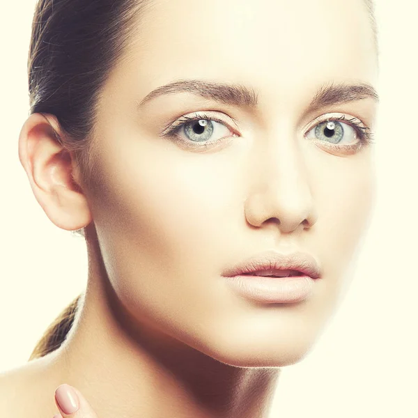 Retrato Mujer Joven Con Maquillaje Natural Sobre Fondo Blanco — Foto de Stock