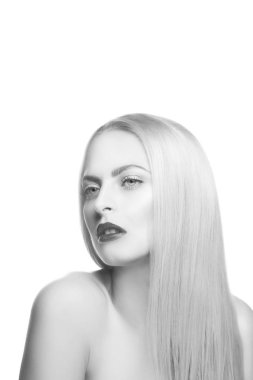 Beyaz arka plan üzerinde modern kırmızı dudaklar makyaj ile kadın portresi