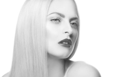 Beyaz arka plan üzerinde modern kırmızı dudaklar makyaj ile kadın portresi