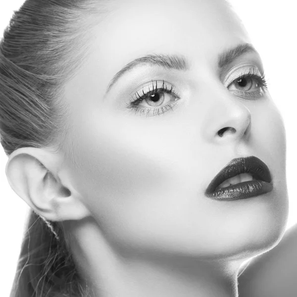 Modern kırmızı dudaklar makyaj ile kadın portresi