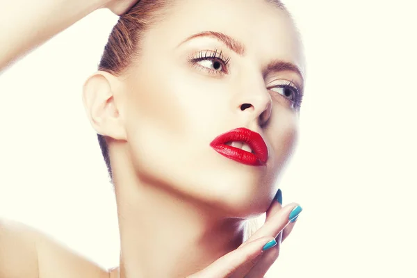 红色嘴唇和蓝色指甲油妇女的画像 — 图库照片