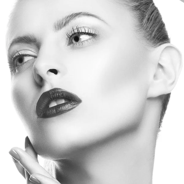 Kırmızı dudaklar ve mavi oje ile kadın portresi