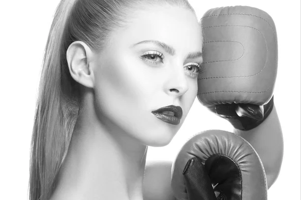 Junge Frau Mit Roten Lippen Make Und Boxhandschuhen Auf Weißem — Stockfoto