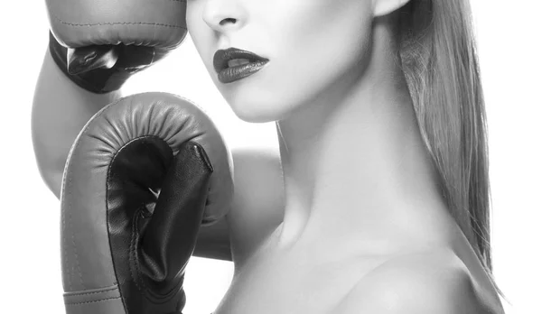 Przycięte Portret Model Czerwonymi Ustami Makijaż Rękawice Bokserskie Białym Tle — Zdjęcie stockowe