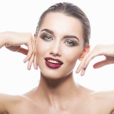 Beyaz arka plan üzerinde vinous dudaklar genç kadın portresi