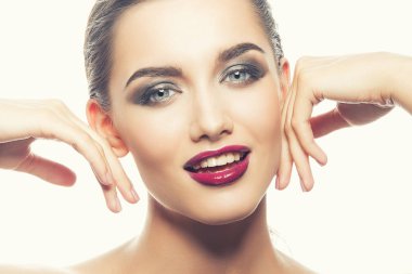 Beyaz arka plan üzerinde vinous dudaklar genç kadın portresi