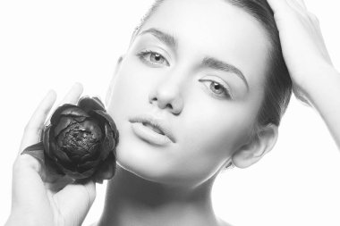 Doğal makyaj ve Şakayık çiçeği beyaz arka plan üzerinde olan kadın portresi