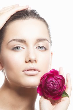 Doğal makyaj ve Şakayık çiçeği beyaz arka plan üzerinde olan kadın portresi