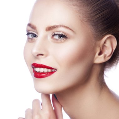 Beyaz zemin üzerine kırmızı dudaklar ile gülümseyen kadın portresi