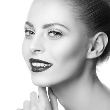 Beyaz arka plan üzerinde koyu dudaklar gülümseyen kadın portresi