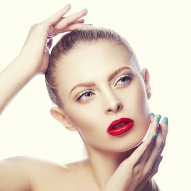 Kırmızı dudaklar ve mavi oje ile kadın portresi