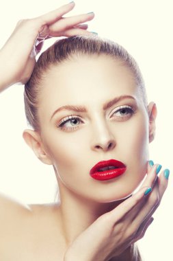 Kırmızı dudaklar ve mavi oje ile kadın portresi