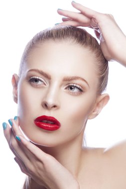 Kırmızı dudaklar ve mavi oje ile kadın portresi