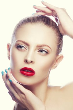 Kırmızı dudaklar ve mavi oje ile kadın portresi