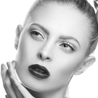 Koyu dudaklar ve boyalı tırnakları olan kadın portresi