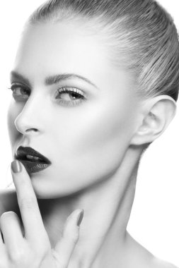 Koyu dudaklar ve boyalı tırnakları olan kadın portresi