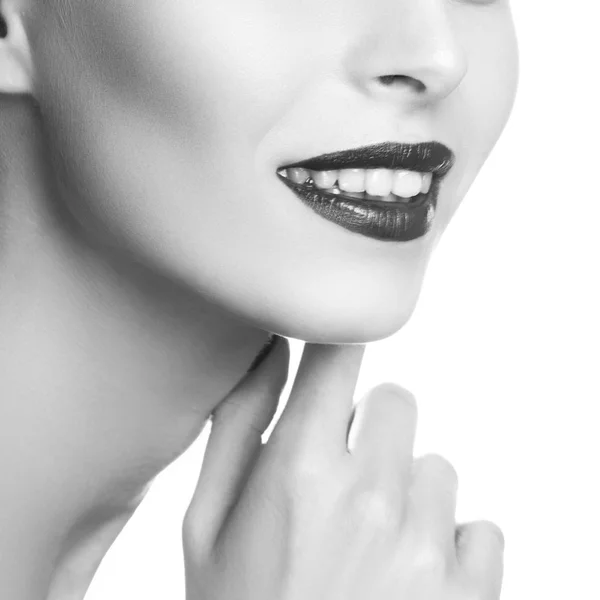 Gedeeltelijke Weergave Van Lachende Vrouw Portret Met Donkere Lippen Make — Stockfoto