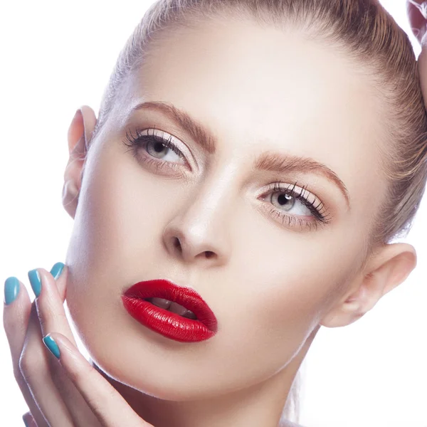 Portret Van Een Vrouw Met Rode Lippen Blauwe Nagellak — Stockfoto