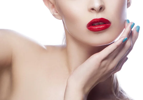 Retrato Recortado Mujer Con Labios Rojos Esmalte Uñas Azul —  Fotos de Stock