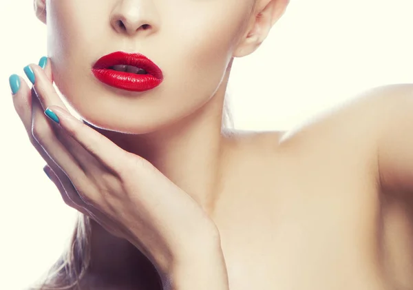 Retrato Recortado Mujer Con Labios Rojos Esmalte Uñas Azul —  Fotos de Stock