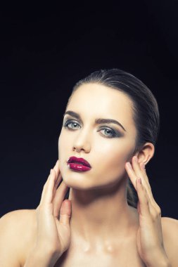 siyah arka plan üzerine poz mor dudaklar genç kadın