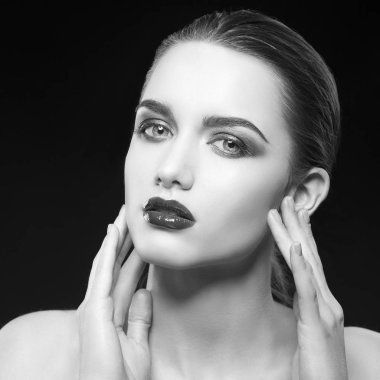 siyah arka plan üzerine poz koyu dudaklar genç kadın