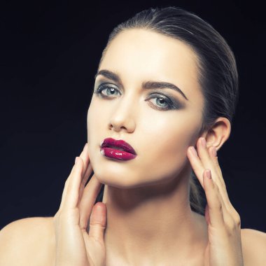 siyah arka plan üzerine poz mor dudaklar genç kadın